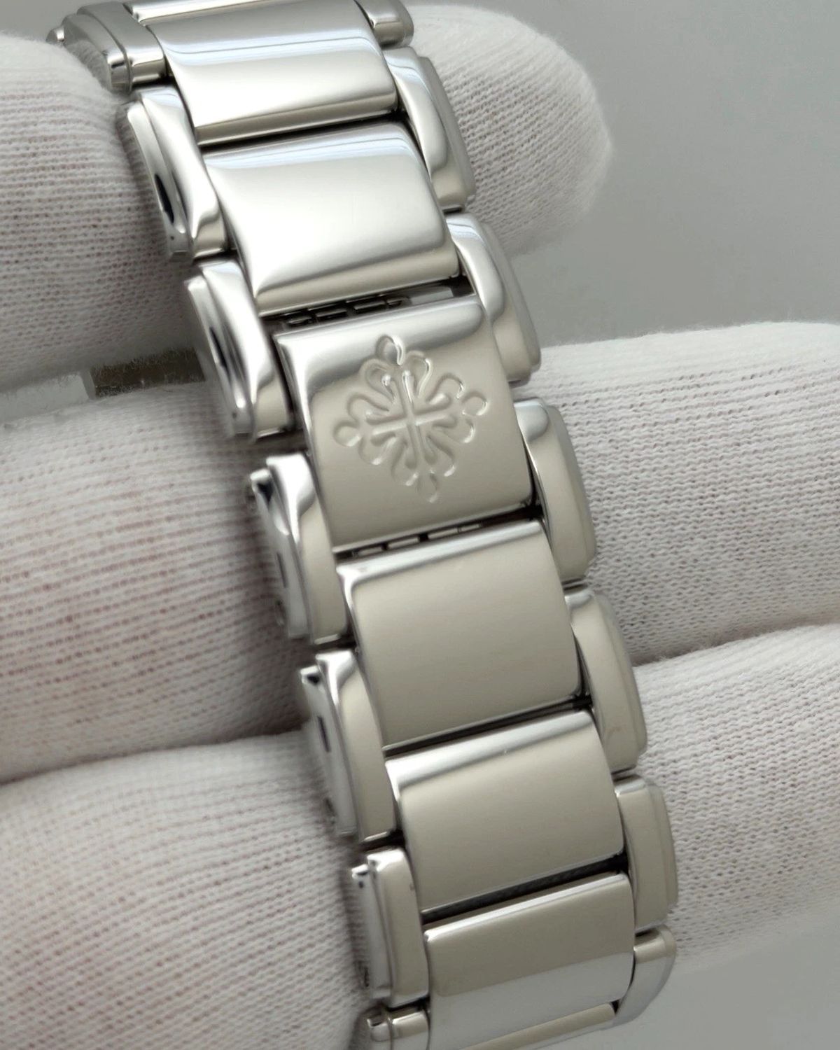 Patek Philippe 4910/10A-010