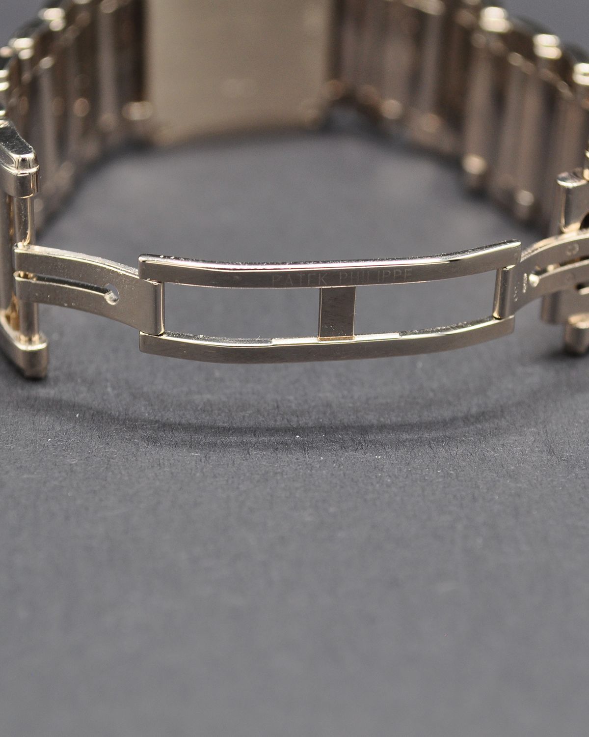 Patek Philippe 4910/20G-010