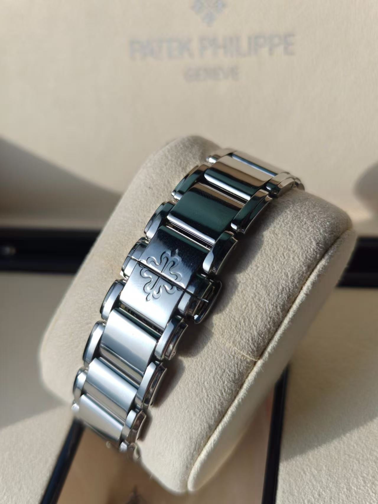 Patek Philippe 7300/1200A-001