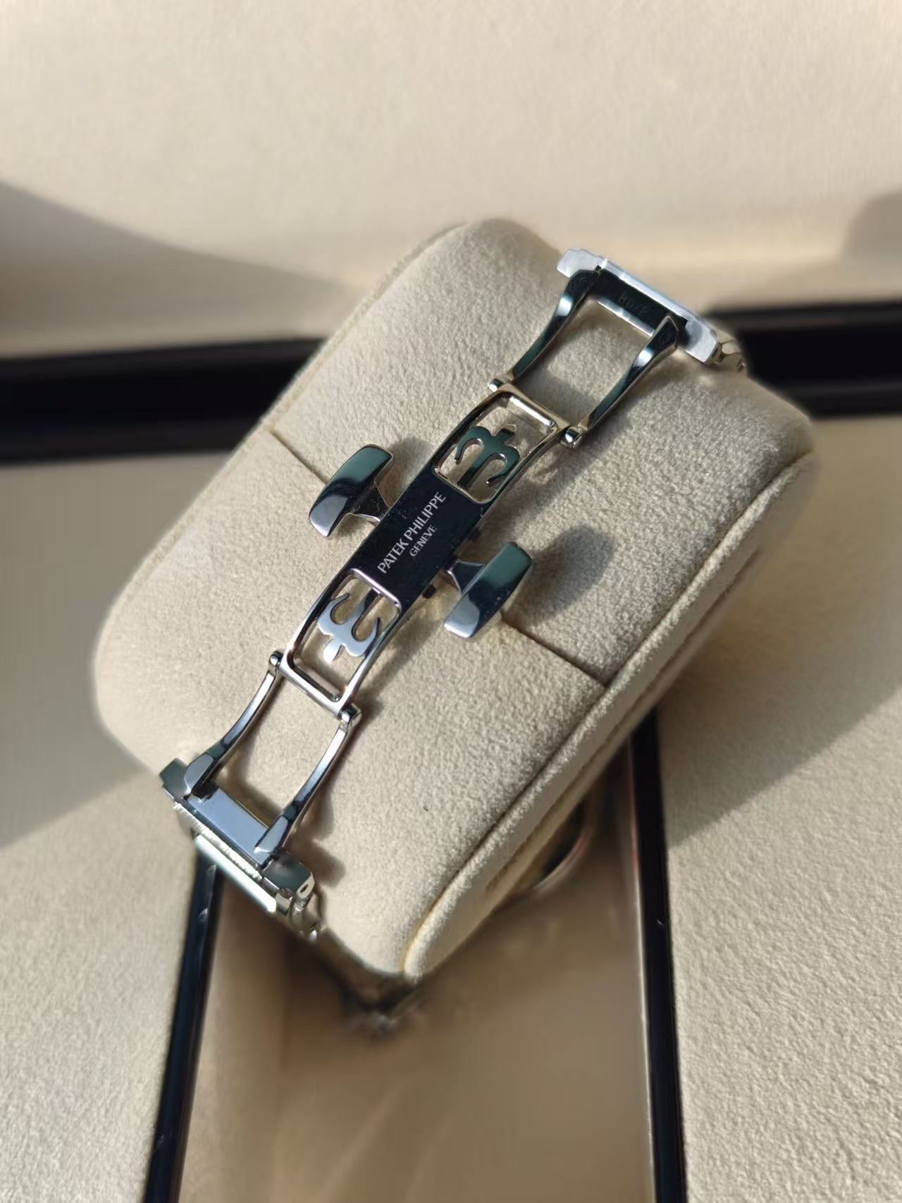 Patek Philippe 7300/1200A-001